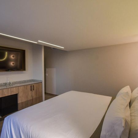 Expo Satelite 2750 Hotel & Suites غوادالاجارا المظهر الخارجي الصورة