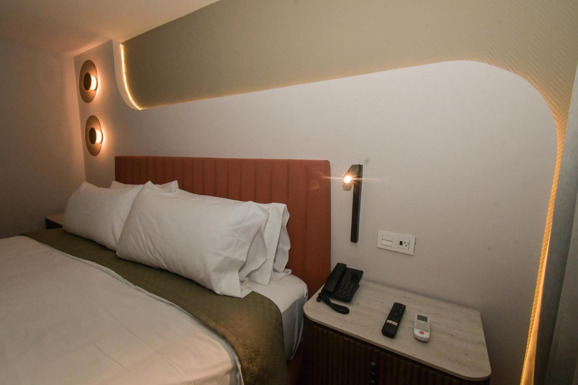 Expo Satelite 2750 Hotel & Suites غوادالاجارا المظهر الخارجي الصورة