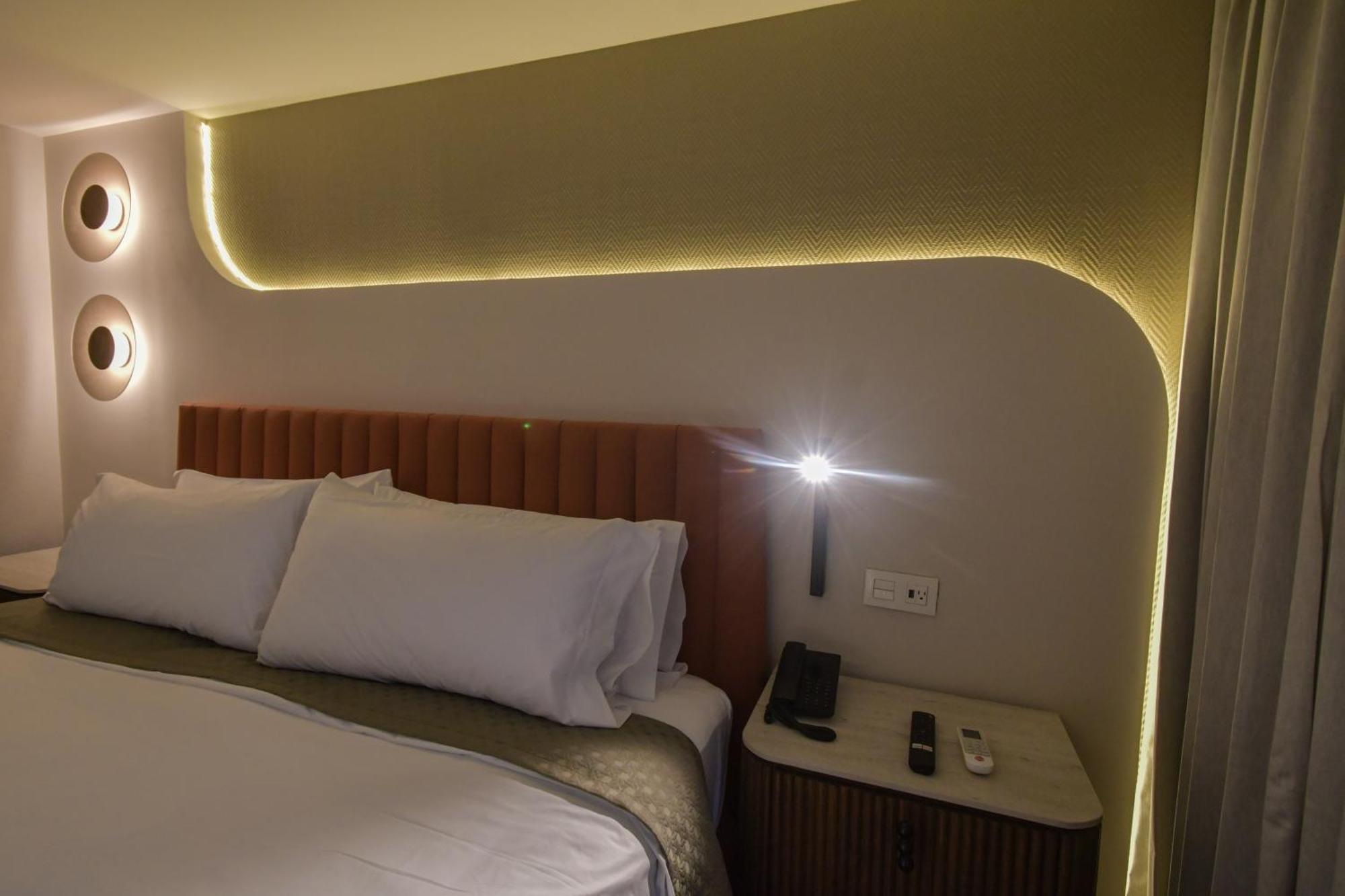 Expo Satelite 2750 Hotel & Suites غوادالاجارا المظهر الخارجي الصورة