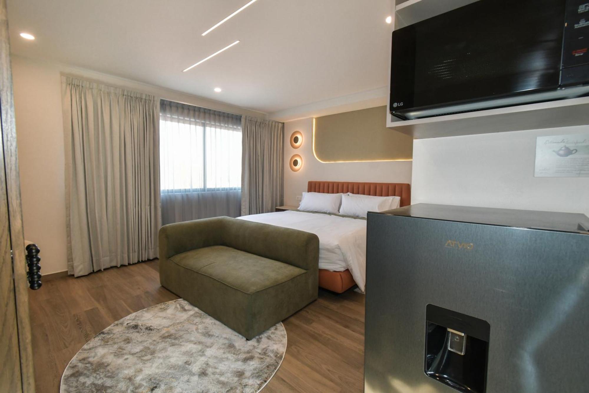 Expo Satelite 2750 Hotel & Suites غوادالاجارا المظهر الخارجي الصورة