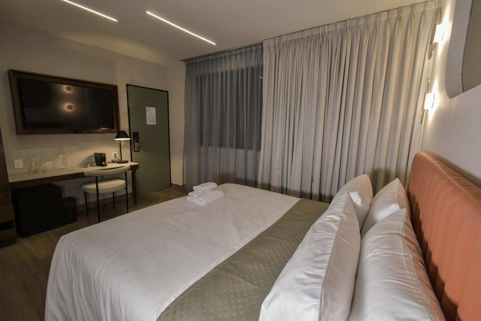Expo Satelite 2750 Hotel & Suites غوادالاجارا المظهر الخارجي الصورة