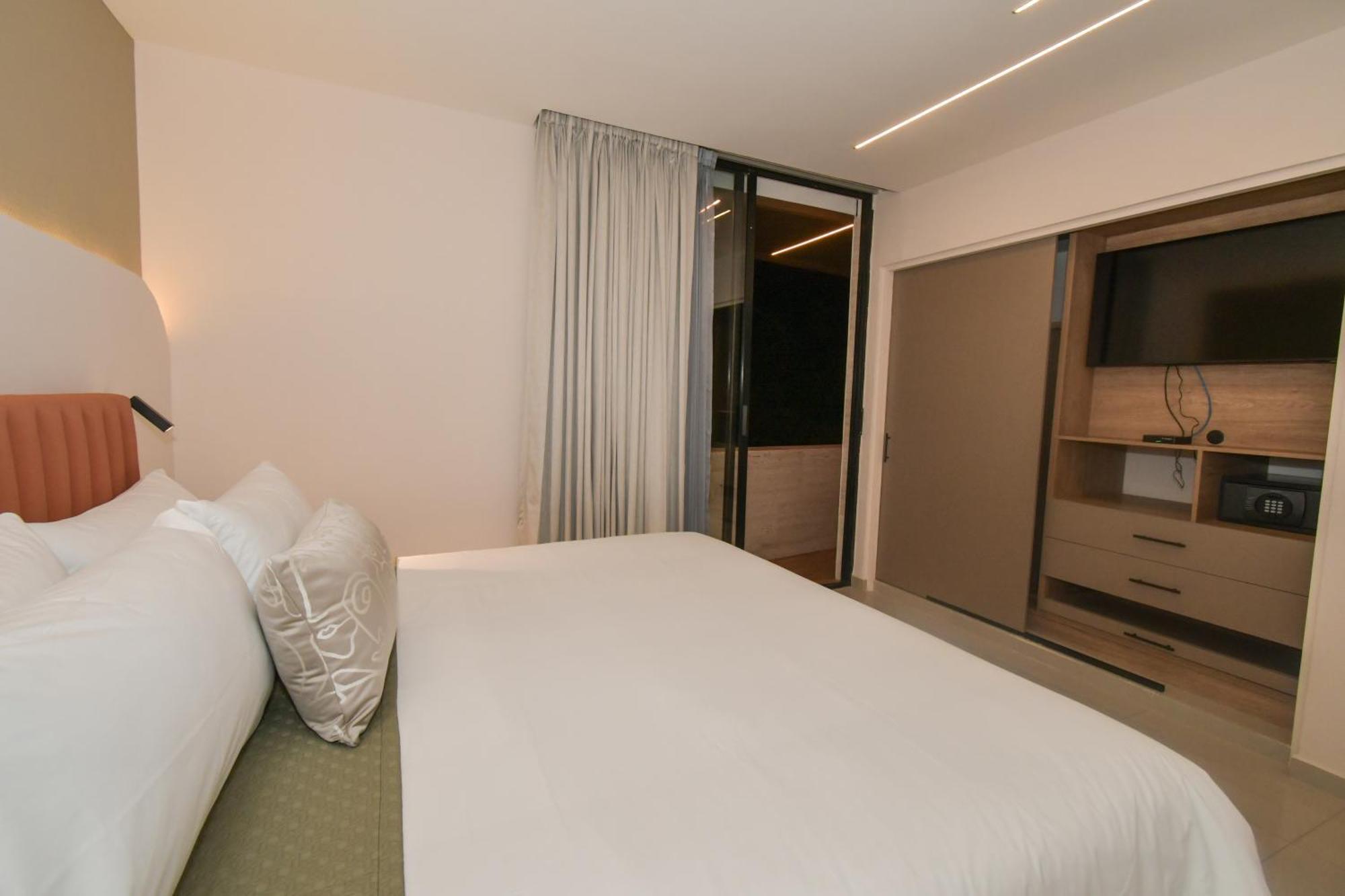 Expo Satelite 2750 Hotel & Suites غوادالاجارا المظهر الخارجي الصورة